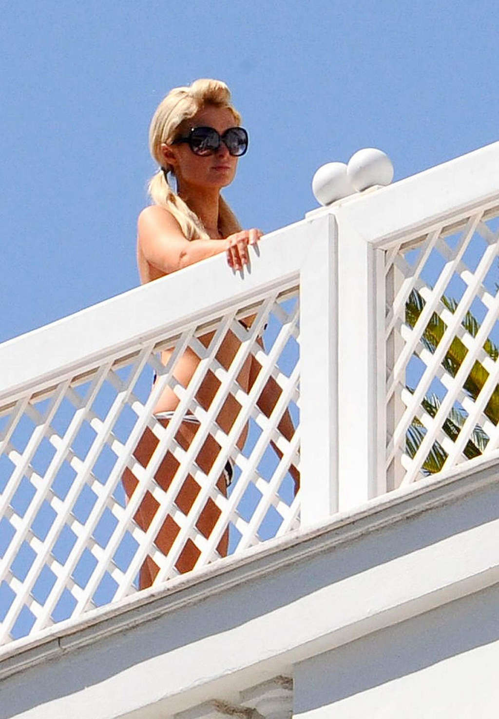 Paris Hilton che mostra il suo bel culo in perizoma sul balcone e in vedere attraverso il vestito
 #75359841
