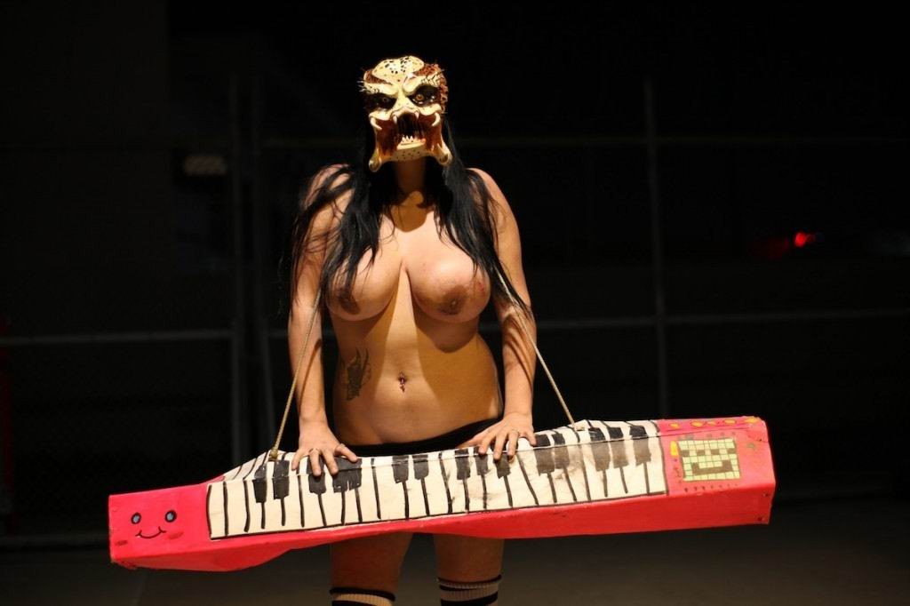 Kinky sexy girls posando en máscaras
 #73219827