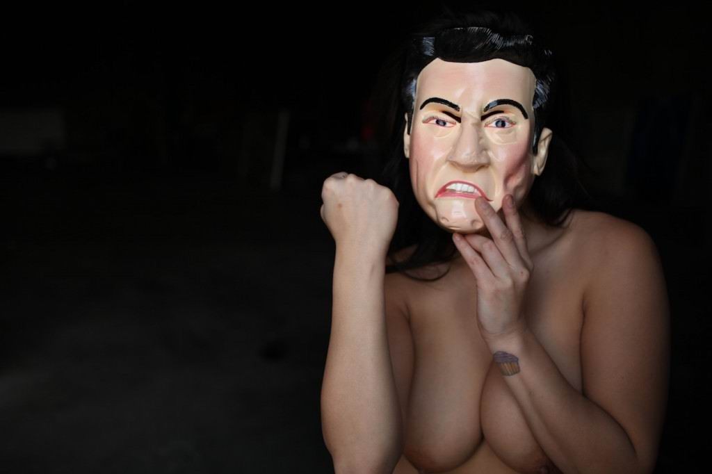 Kinky sexy girls posando en máscaras
 #73219881