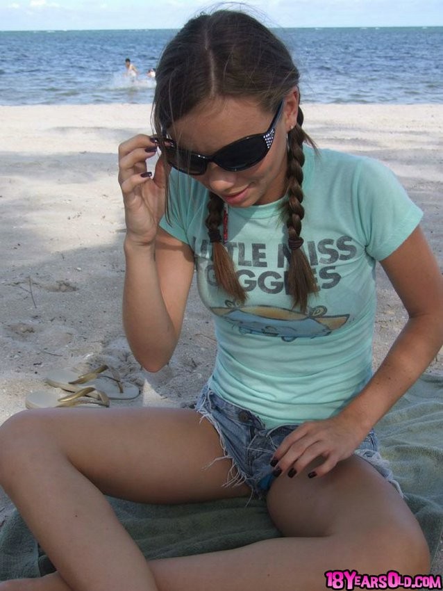 Teen in Zöpfen reitet Schwanz reverse cowgirl style
 #77990369