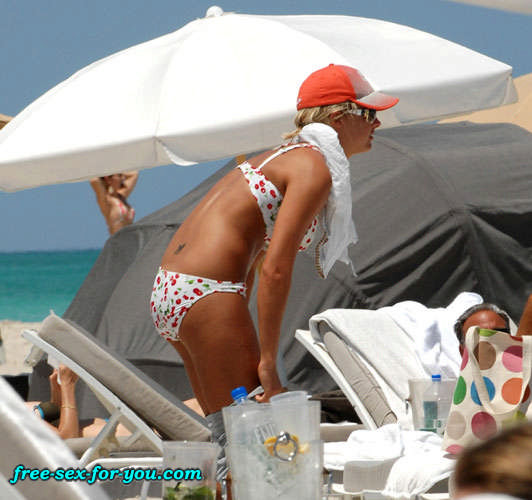 Gemma Atkinson in posa in bikini sulla spiaggia foto paparazzi
 #75435021