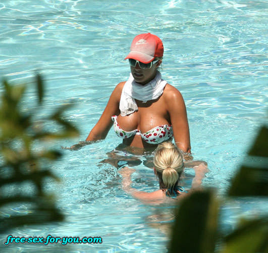 Gemma Atkinson in posa in bikini sulla spiaggia foto paparazzi
 #75435040