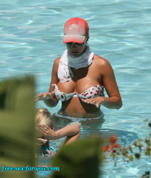 Gemma Atkinson in posa in bikini sulla spiaggia foto paparazzi
 #75435058