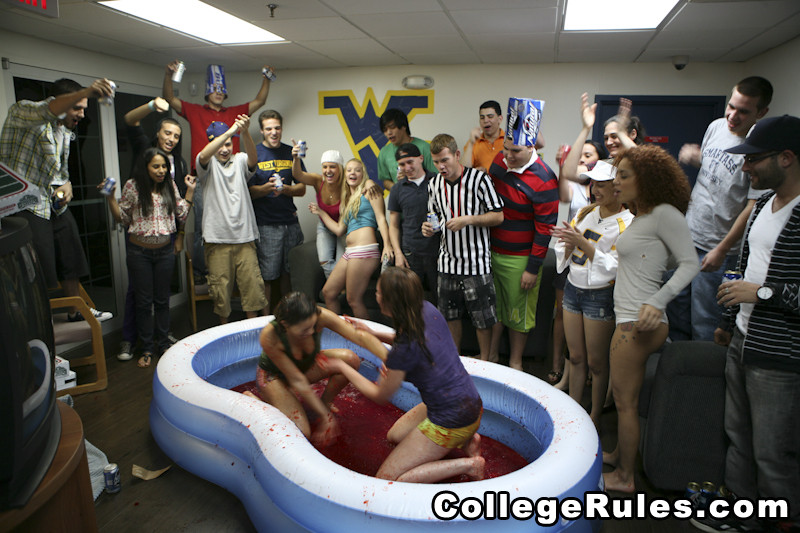 Las universitarias se desnudan en la fiesta dando mamadas
 #74542016