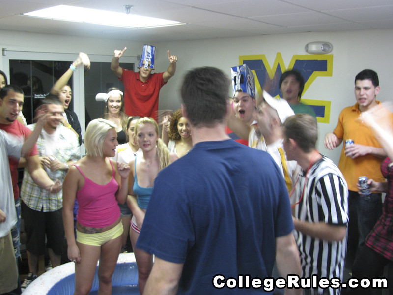 Las universitarias se desnudan en la fiesta dando mamadas
 #74542037