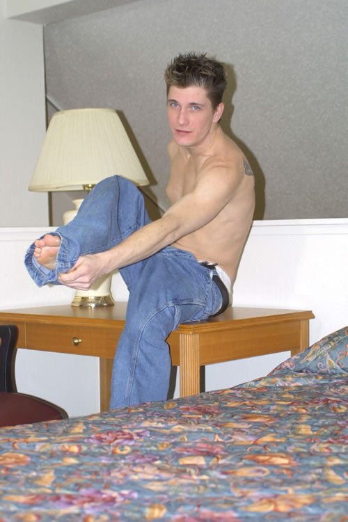 Jeune gay taquin jouant avec sa queue et exhibant son cul
 #76991354