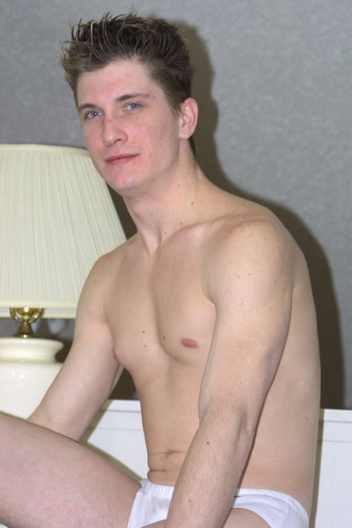 Jeune gay taquin jouant avec sa queue et exhibant son cul
 #76991458