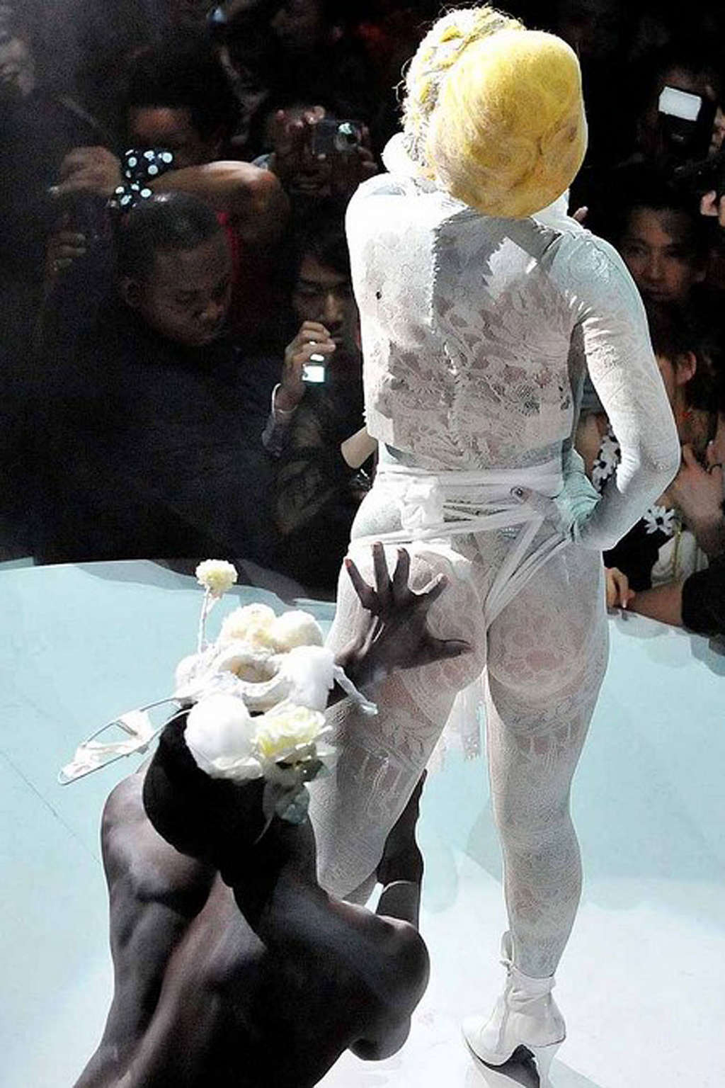 Lady gaga montrant son putain de cul sexy dans une robe transparente sur scène
 #75351763