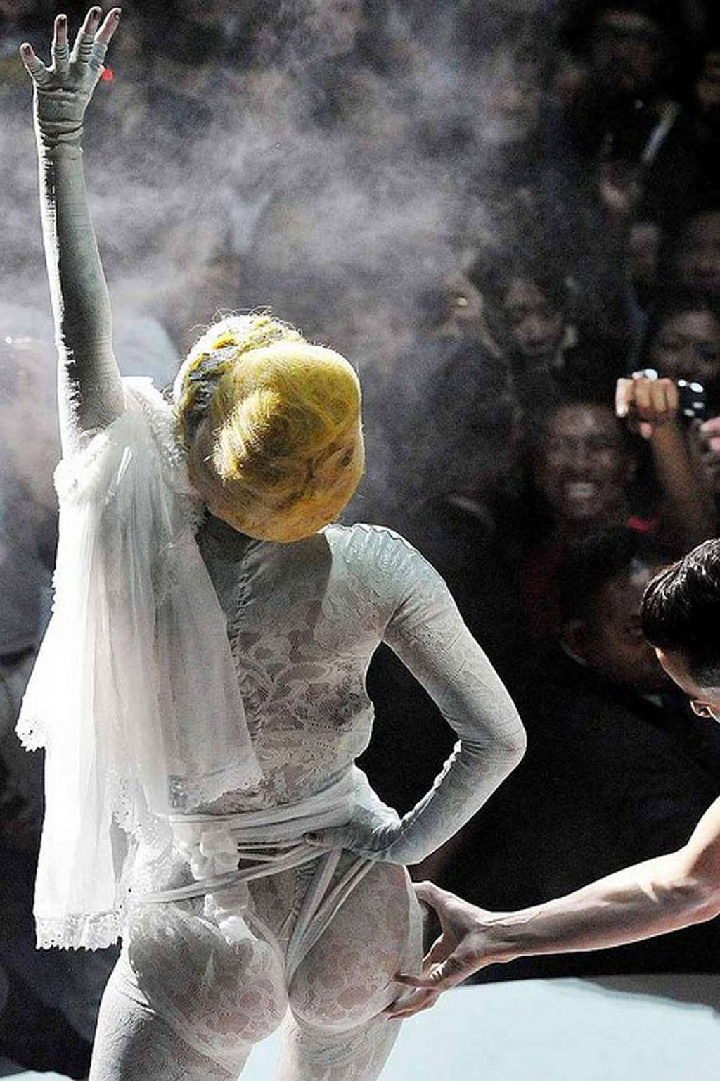 Lady gaga mostrando su culo sexy en un vestido transparente en el escenario
 #75351783