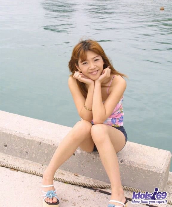 Jeunes candides japonaises s'amusant nues sur la plage
 #69946670