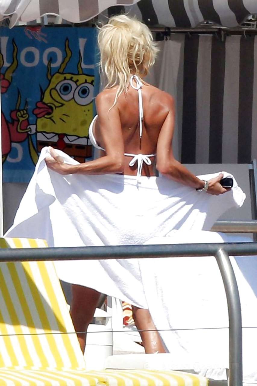 Victoria silvstedt guardando sexy e mostrando poco del suo culo in bikini bianco
 #75297684