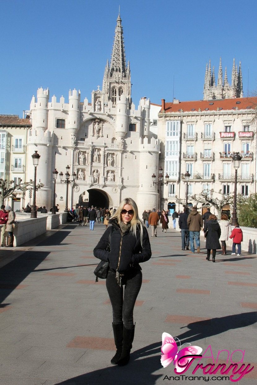 Rubia tetona al aire libre en público mostrando su buen culo
 #70068623