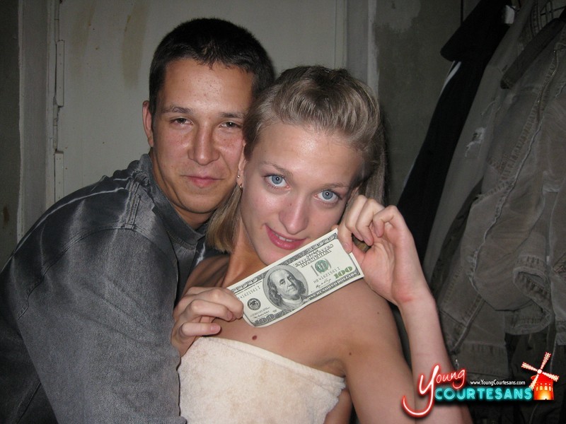 Une jeune russe au beau cul fait l'amour pour de l'argent afin de payer son loyer.
 #79439260