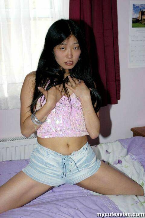 Asiatica dilettante teenager dildo i suoi buchi rasati
 #69953872