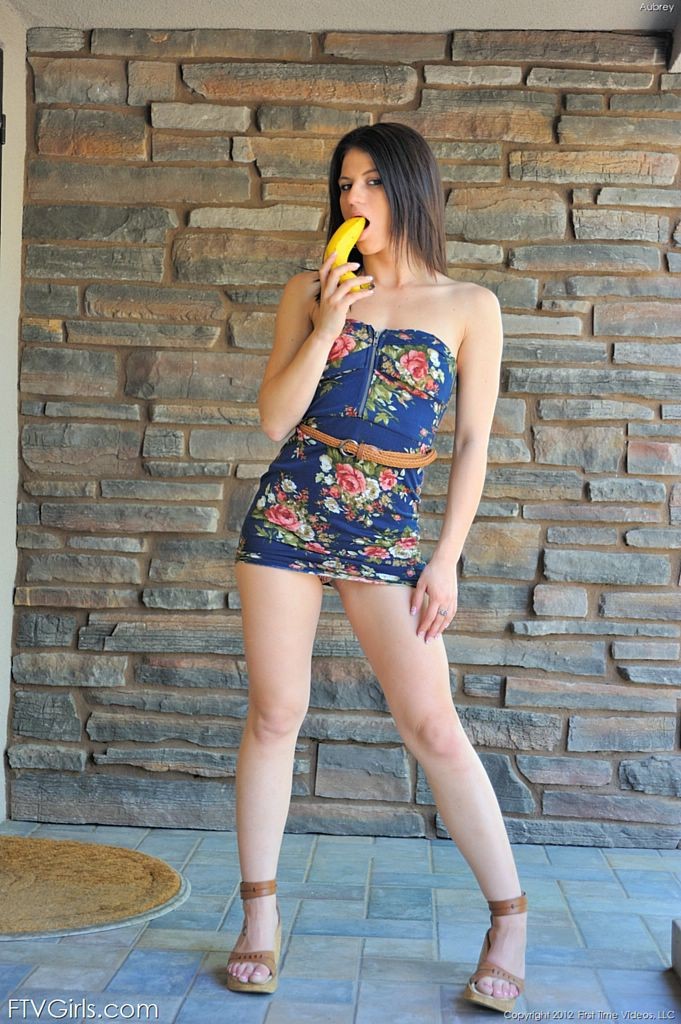 Ragazza rumena si masturba con la banana nel parco all'aperto
 #70985378