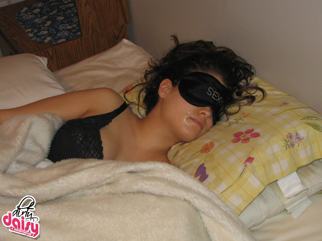 Questa sexy daisy amatoriale ottiene un facial mentre dorme
 #75963523