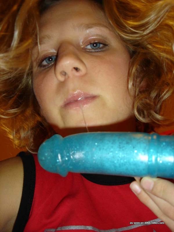 Photos d'une nana coquine amateur qui se glisse dans la chatte 
 #68185537