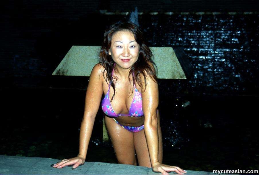 Ma femme asiatique en chaleur pose nue en extérieur
 #69996435
