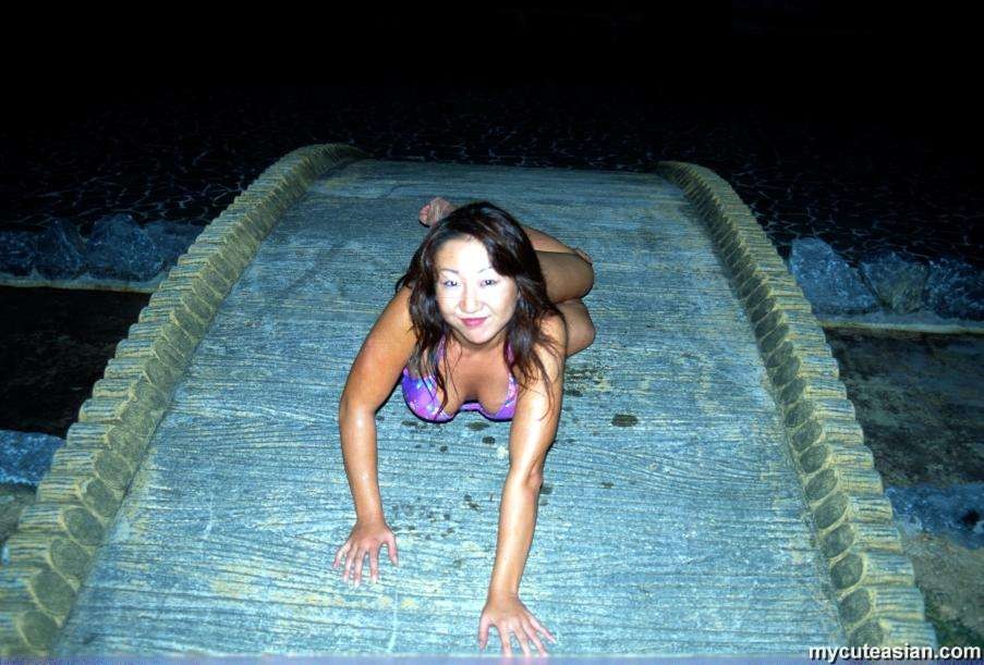 Mi esposa asiática tetona y cachonda posando desnuda al aire libre
 #69996462