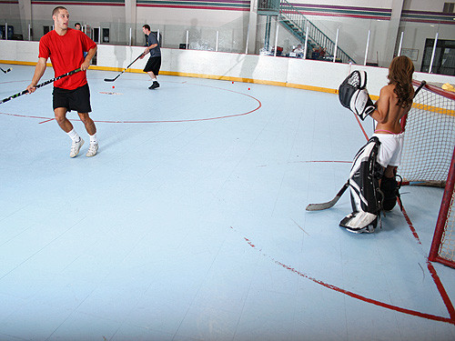 Une nana sexy joue au hockey et se fait claquer dans sa petite chatte.
 #77351158