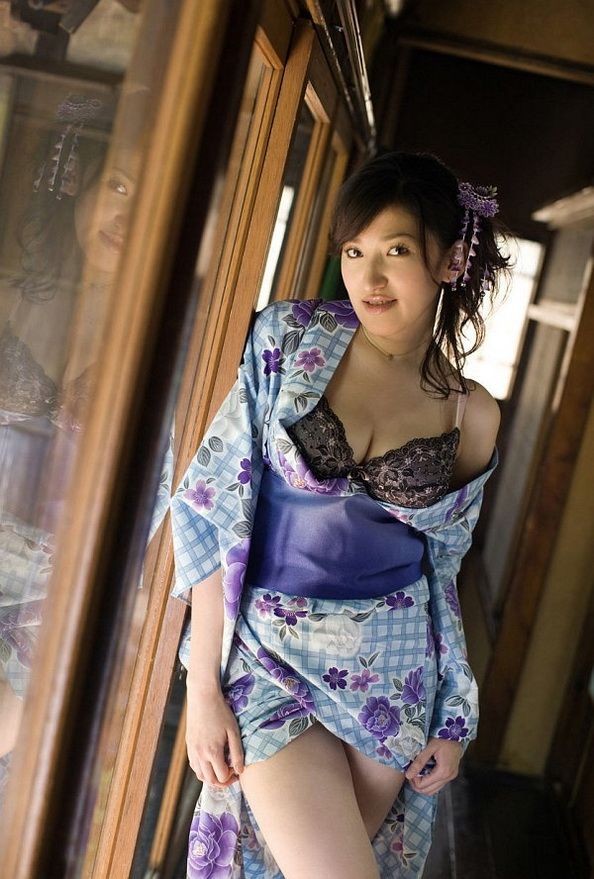 Ruru, jeune modèle asiatique en kimono, montre ses seins et sa chatte poilue.
 #69888554