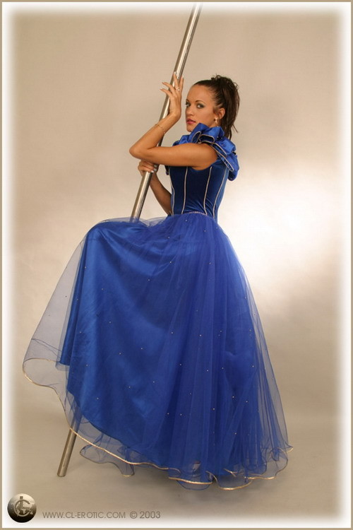 Bella ballerina di danza classica dagli occhi blu mostra alcune pose estreme
 #75037033