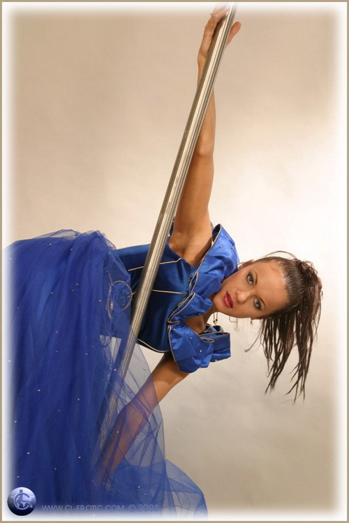 Une belle danseuse de ballet aux yeux bleus montre des poses extrêmes.
 #75037060