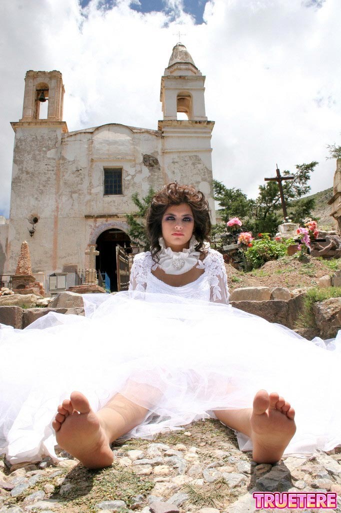 Jeune mariée mexicaine exhibant sa culotte
 #74868436