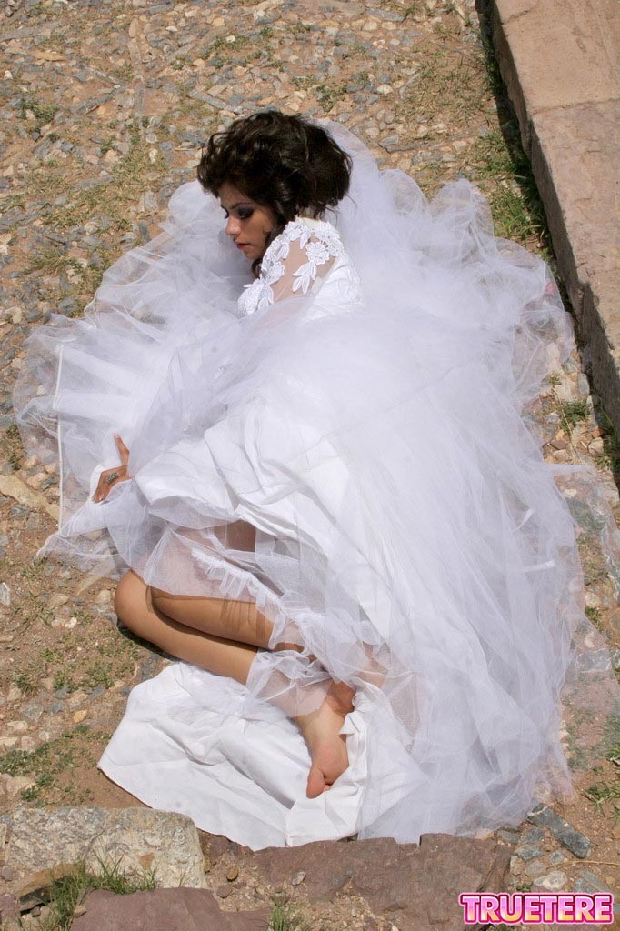 Jeune mariée mexicaine exhibant sa culotte
 #74868450