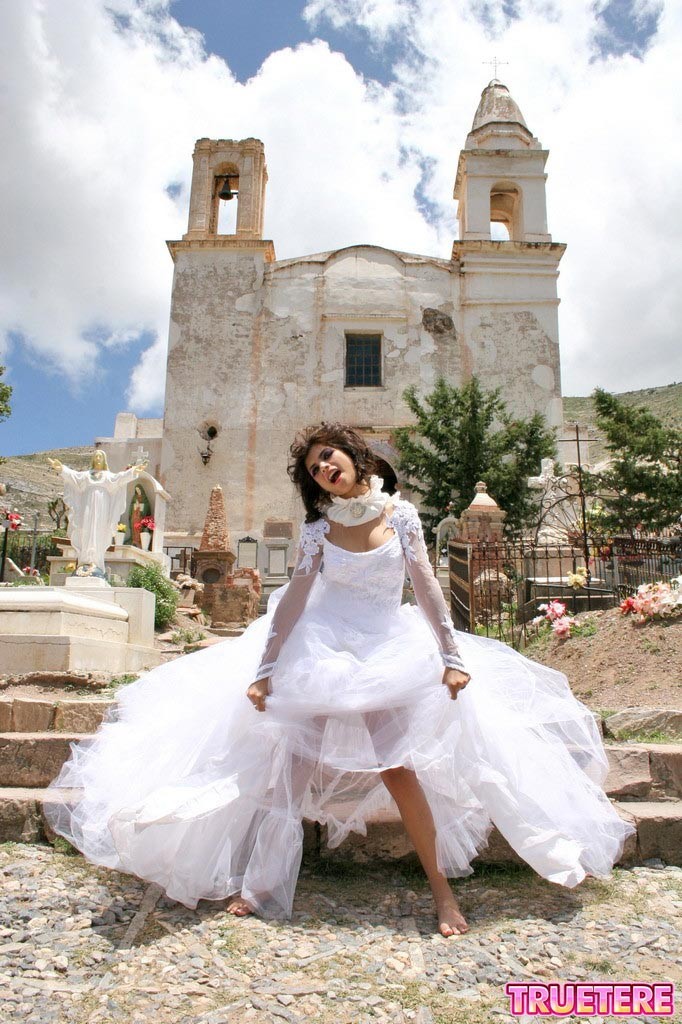 Jeune mariée mexicaine exhibant sa culotte
 #74868489
