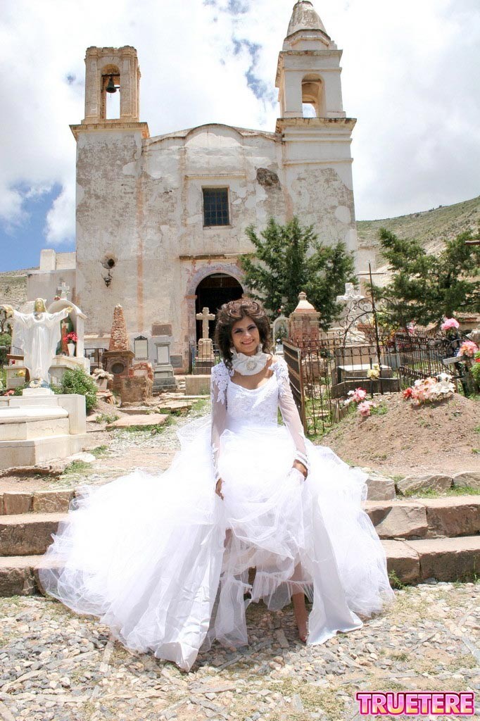 Jeune mariée mexicaine exhibant sa culotte
 #74868507