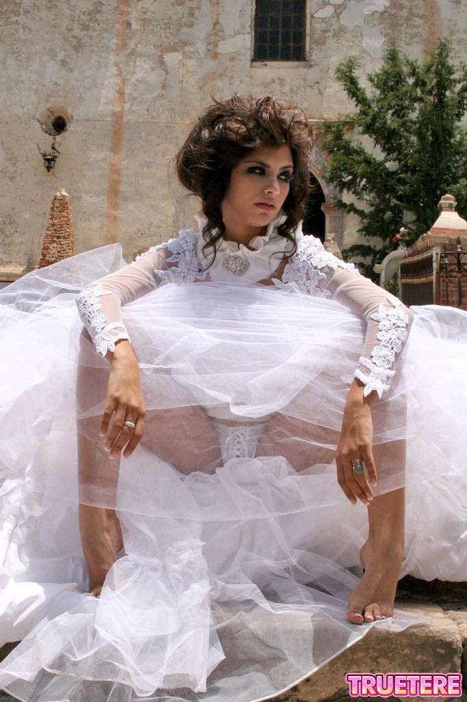 Jeune mariée mexicaine exhibant sa culotte
 #74868538