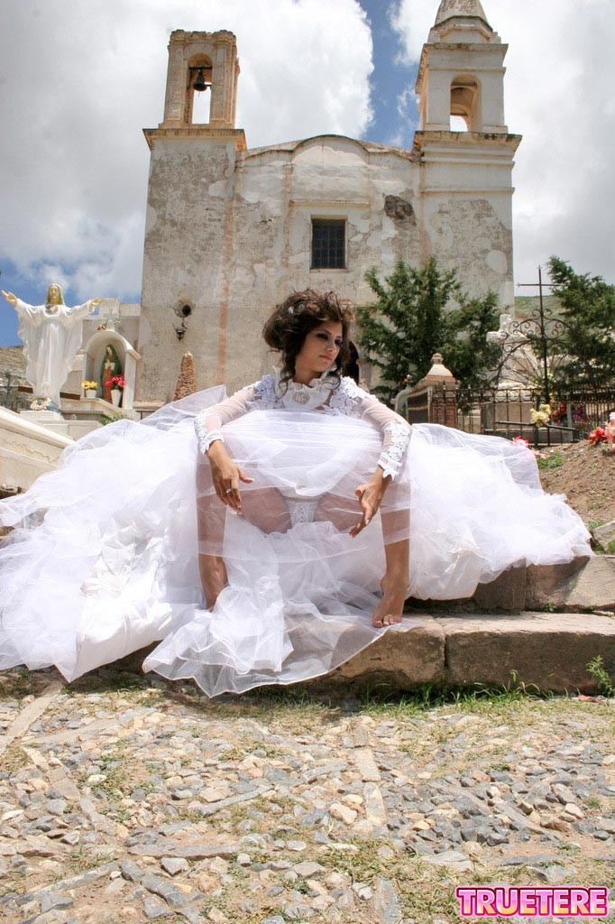 Jeune mariée mexicaine exhibant sa culotte
 #74868548