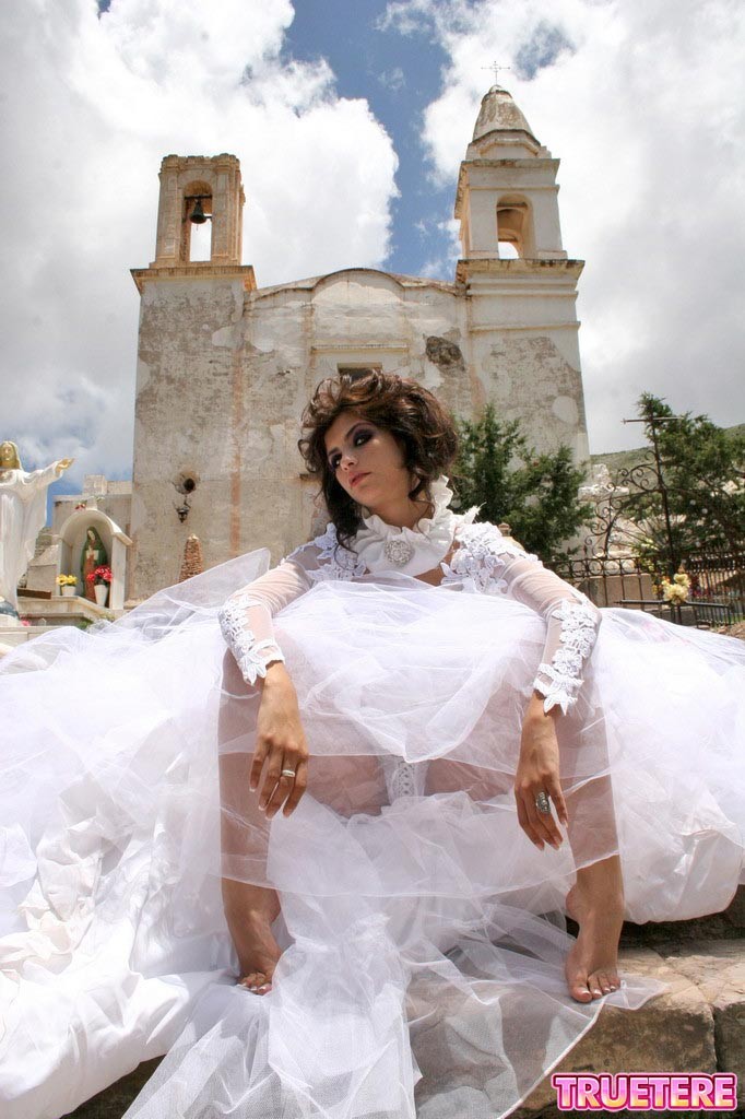 Jeune mariée mexicaine exhibant sa culotte
 #74868557