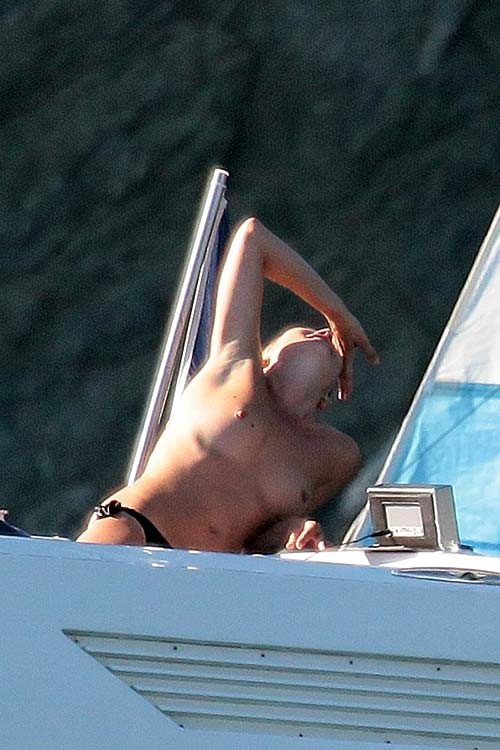 Kate muschio godendo su yacht con i suoi amici in topless
 #75254248