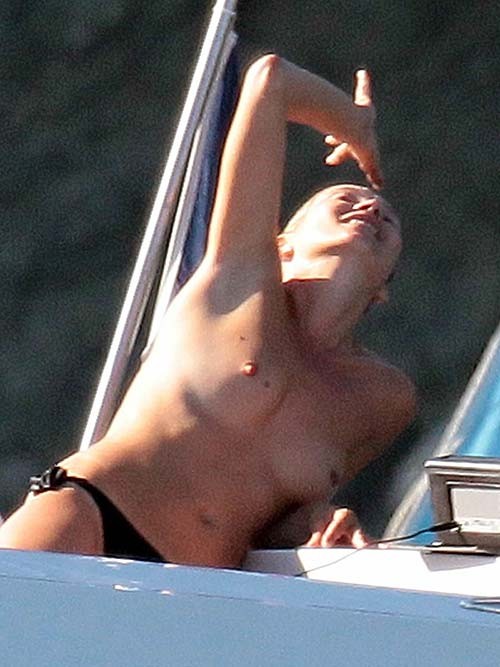 Kate muschio godendo su yacht con i suoi amici in topless
 #75254251
