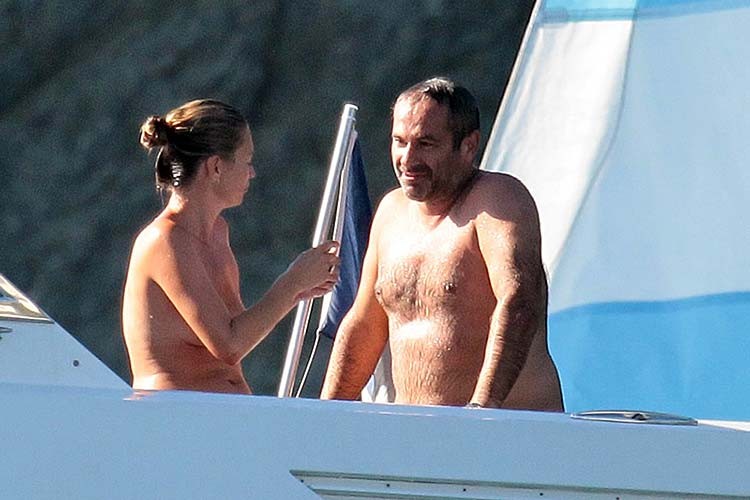 Kate moss genießt auf yacht mit ihren freunden in topless
 #75254257