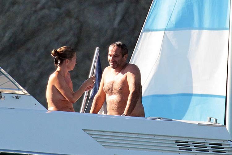 Kate muschio godendo su yacht con i suoi amici in topless
 #75254260