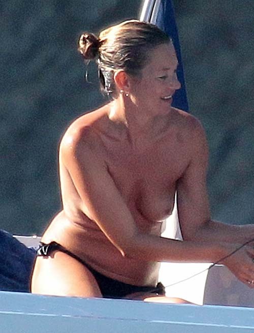 Kate muschio godendo su yacht con i suoi amici in topless
 #75254264