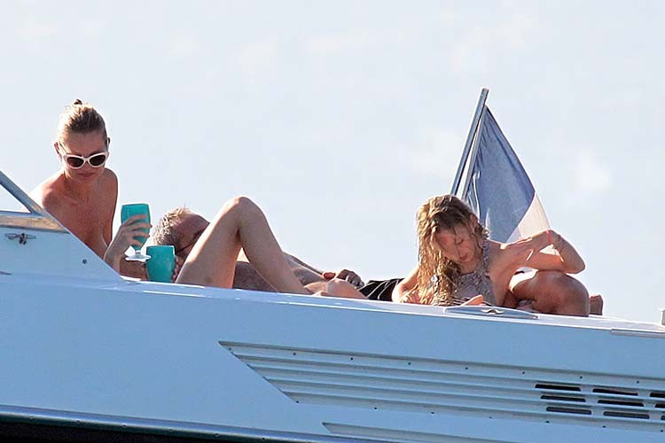 Kate muschio godendo su yacht con i suoi amici in topless
 #75254266