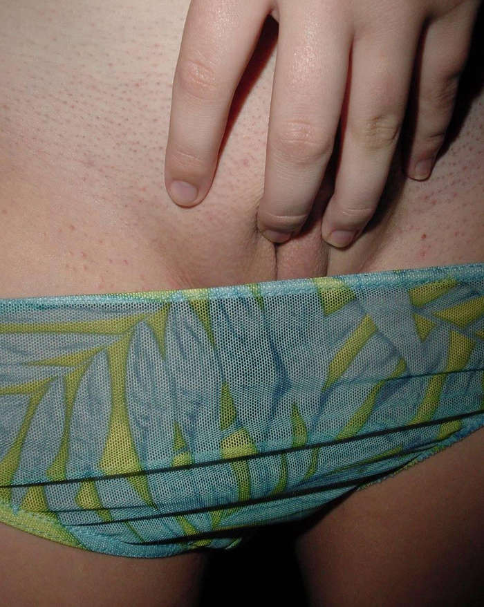 Photos d'une nana aux gros seins en train de se masturber.
 #68443344