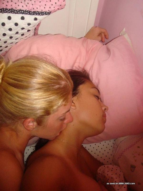 Vraies filles lesbiennes amateurs s'embrassant
 #67941105
