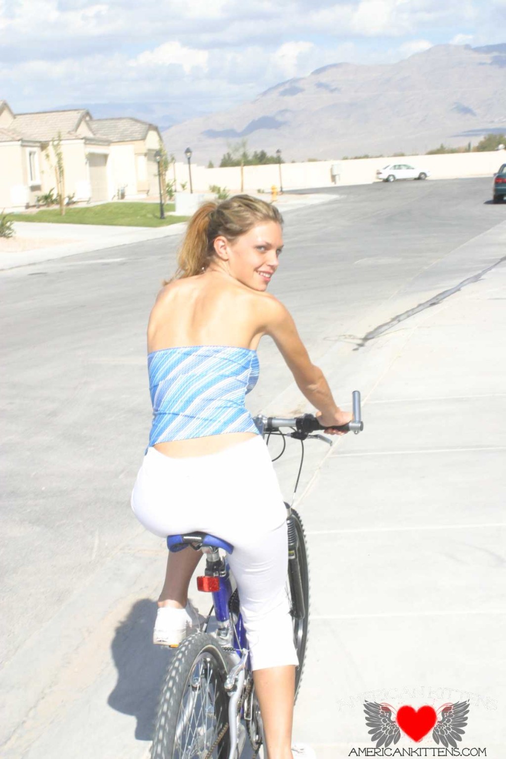 Ashley une blonde sur un vélo portant un pantalon blanc chaud chaud chaud chaud
 #77161342