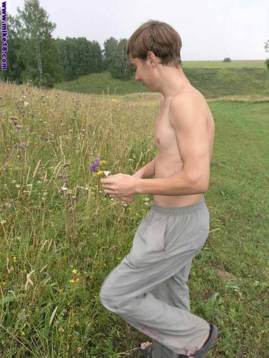 Teenager-Junge entdeckt seine Sexualität beim Blumenpflücken nackt
 #74627313