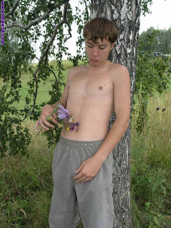 Teenager-Junge entdeckt seine Sexualität beim Blumenpflücken nackt
 #74627328