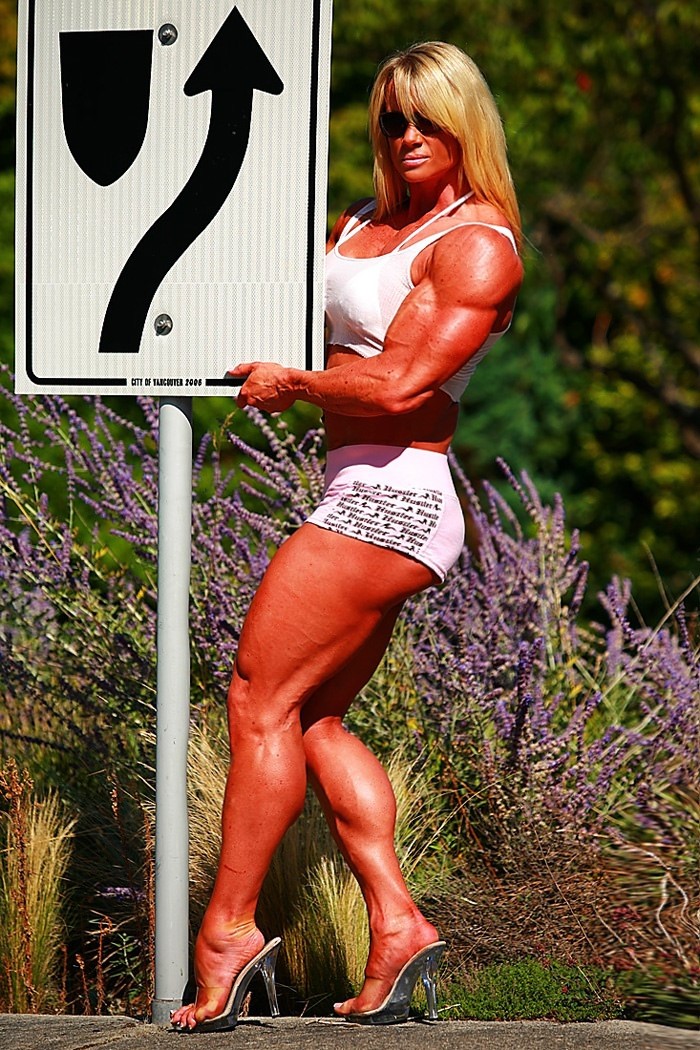 Massive ripped muscular woman posing outdoors #71543866