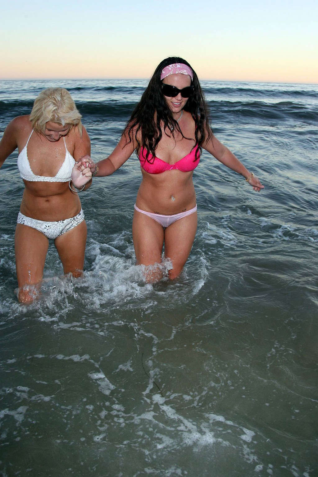 Britney spears disfrutando en la playa en ropa interior y mostrando su cuerpo sexy
 #75375869