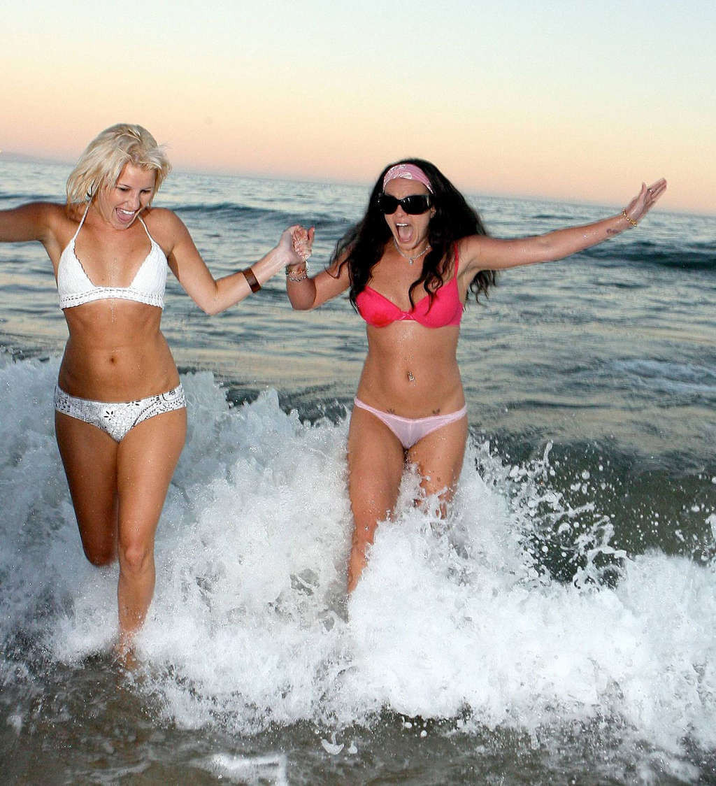 Britney spears s'amusant sur la plage en sous-vêtements et montrant son corps sexy
 #75375904