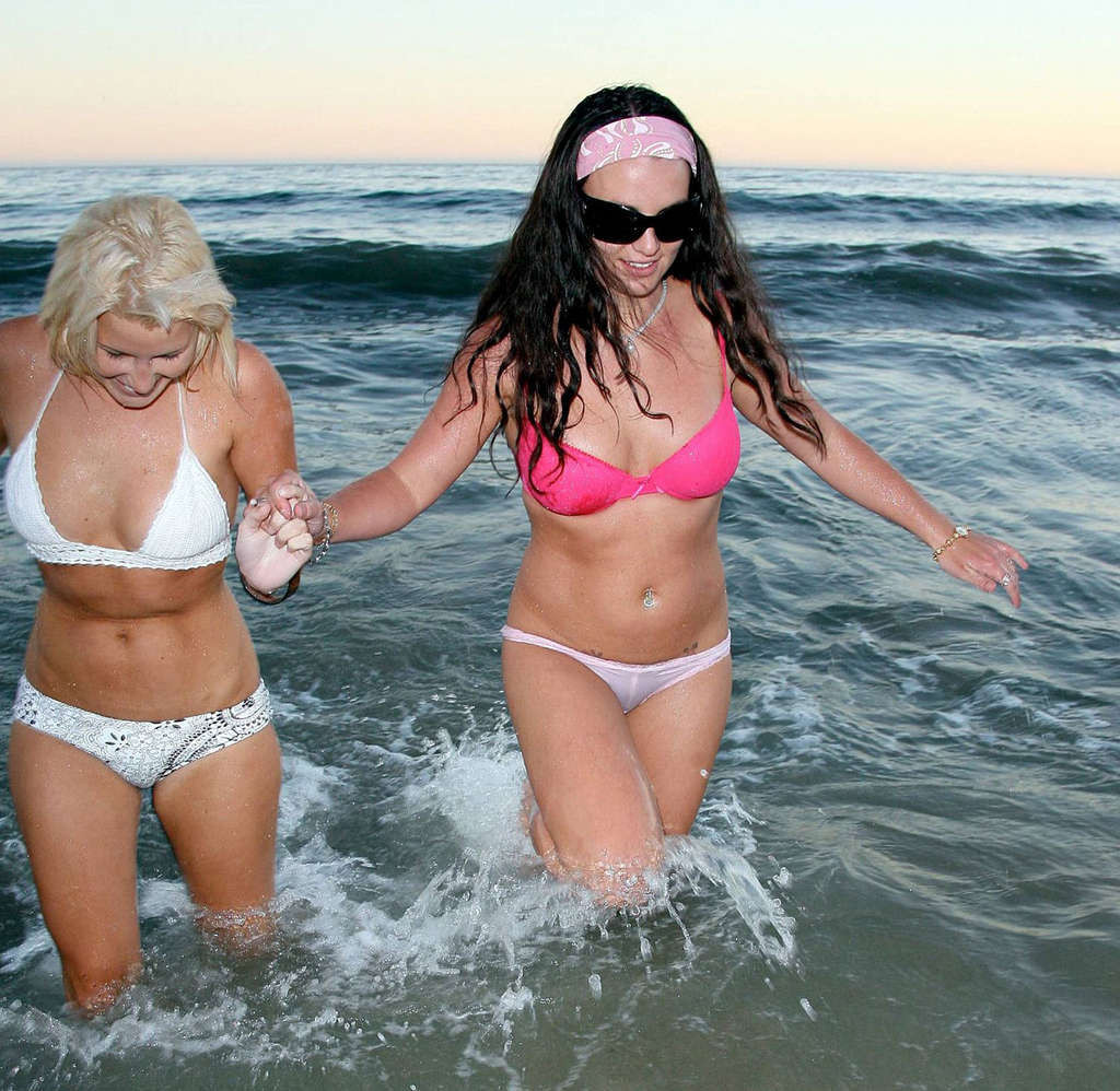 Britney spears disfrutando en la playa en ropa interior y mostrando su cuerpo sexy
 #75375921