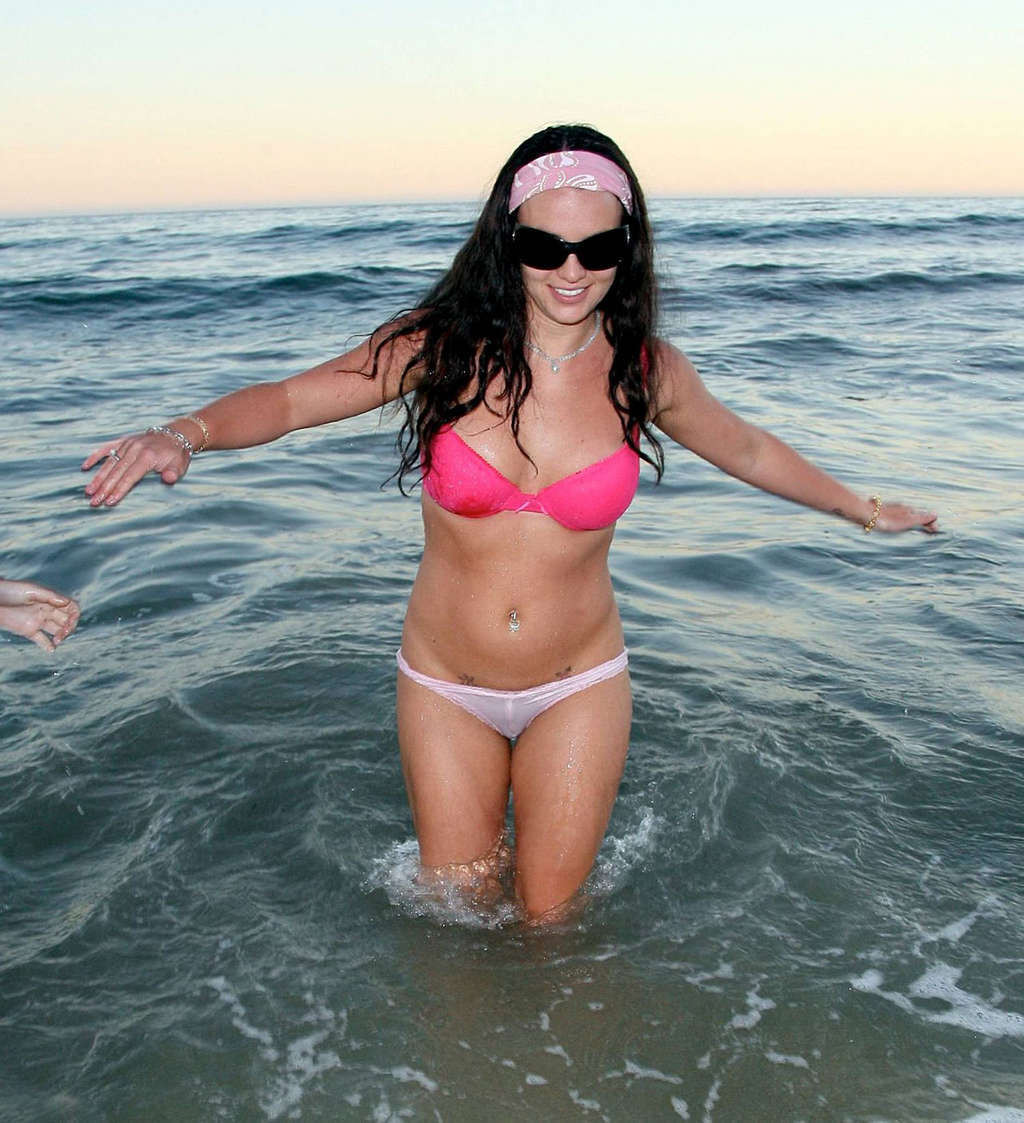 下着でビーチで楽しんで、彼女のセクシーなボディを示すブリトニー-スピアーズ
 #75375944